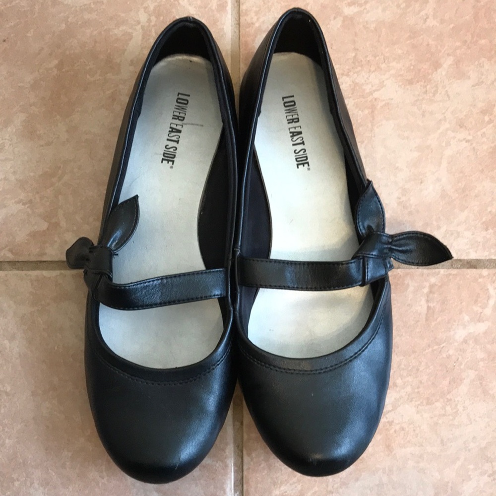 Cute Mary Janes in black leather, flats, size 11